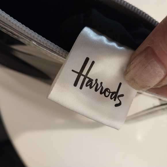 Harrods Case With Fabric Bag Inside - Picture 7 of 8